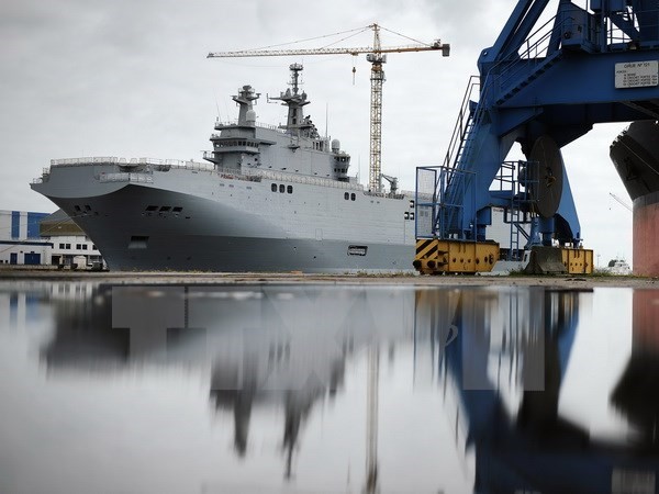 Tàu Mistral ngoài khơi Saint-Nazaire, Tây Bắc nước Pháp. (Nguồn: AFP/TTXVN)