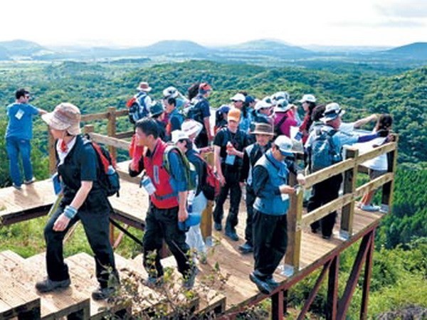 Khách du lịch trên đảo Cheju. (Nguồn: Yonhap).