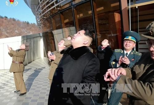 Nhà lãnh đạo Triều Tiên Kim Jong-Un (giữa) theo dõi vụ phóng tên lửa mang theo vệ tinh Kwangmyongsong-4 ngày 7/2. Ảnh: YONHAP/TTXVN