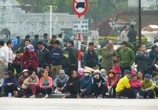 Người dân tụ tập trước cổng UBND tỉnh Thanh Hóa