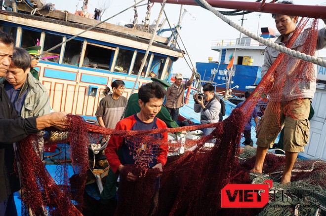 Ngư dân bàng hoàng kể lại chuyện bị tàu Trung Quốc tấn công, cướp tài sản. 