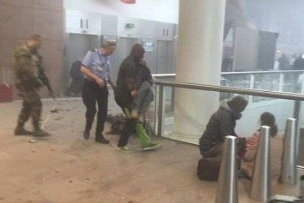 Hiện trường vụ đánh bom ở sân bay. (Nguồn: mirror)