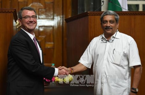 Bộ trưởng Quốc phòng Ấn Manohar Parrikar (phải) và Bộ trưởng Quốc phòng Mỹ Ashton Carter sau cuộc họp báo chung ở New Delhi. Ảnh: AFP/TTXVN