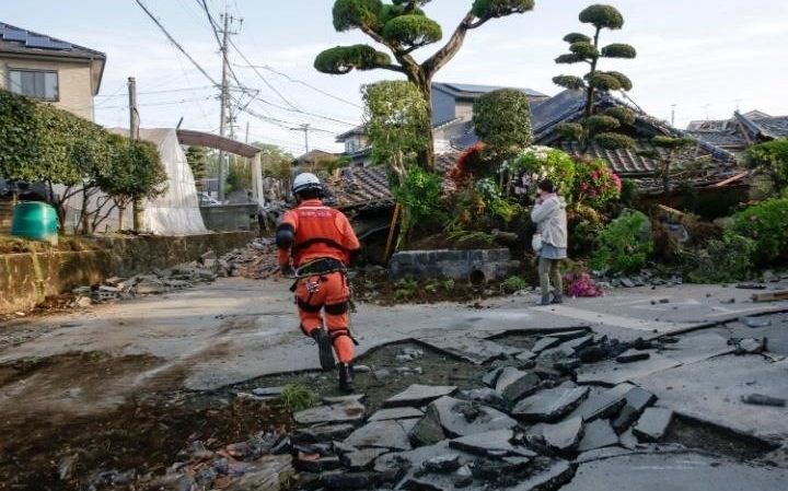 Trong vòng 24 giờ, tỉnh Kumamoto của Nhật Bản đã hứng chịu hai trận động đất mạnh khiến ít nhất 32 người thiệt mạng, hàng ngàn người mất nhà cửa. (Nguồn: AFP/Telegraph)