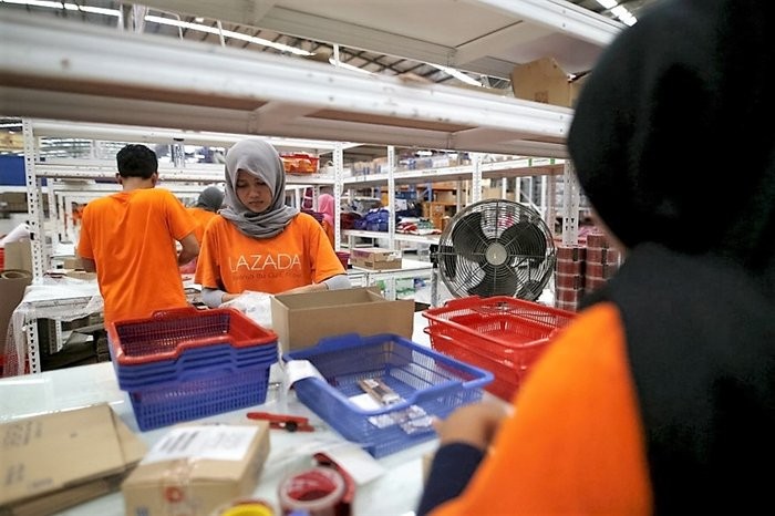 .Nhân viên Lazada đang làm việc tại một kho hàng ở Jakarta, Indonesia. Ảnh: Reuters