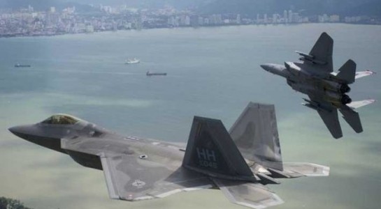 Một chiếc F-22 bay cạnh một chiếc F-15 - Ảnh: Bussiness Insider.