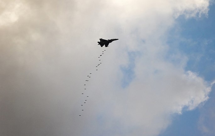 Su-30MKI của Ấn Độ thả cùng lúc 26 quả bom, ngày 18.3.2016 - Ảnh: bmpd/Angad Singh