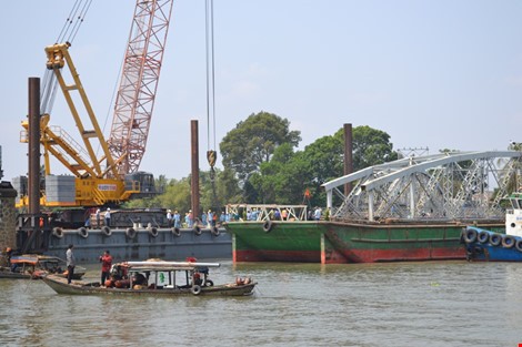 Các đơn vị thi công đang tiến hành tháo nhịp một và bốn của cầu Ghềnh cũ để xây dụng cầu Ghềnh mới. Ảnh: TIẾN DŨNG