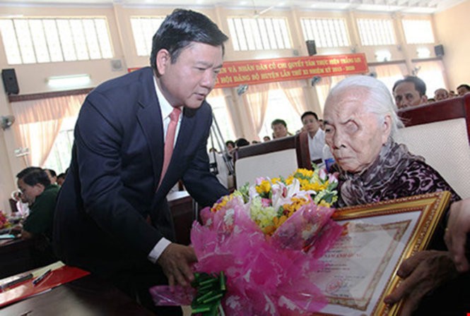 Bí thư Đinh La Thăng trao bằng chứng nhận Mẹ VNAH cho mẹ Võ Thị Mượt ngày 26-4 tại Củ Chi - Ảnh: HOÀNG GIANG