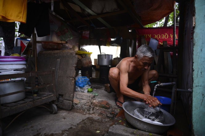 Hơn 40 năm qua, gần 600 hộ dân ở khu dân cư số 4, P.Thanh Nhàn phải sống “treo” trong những căn nhà xập xệ như thế này - Ảnh: Nam Trần