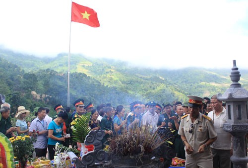 Thắp hương tưởng niệm liệt sĩ Vị Xuyên trên cao điểm 468, từ nơi này có thể nhìn bao quát được hệ thống cao điểm ở phía sau. Ảnh:Hoàng Phương.