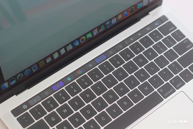 Có thể dùng Touch Bar để truy cập nhanh các bookmark.​