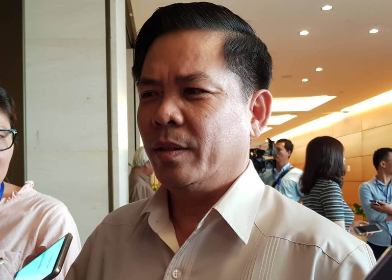 Bộ trưởng GTVT Nguyễn Văn Thể trả lời báo chí bên hành lang phiên họp Quốc hội chiều 22/5. Ảnh: Thanh Niên