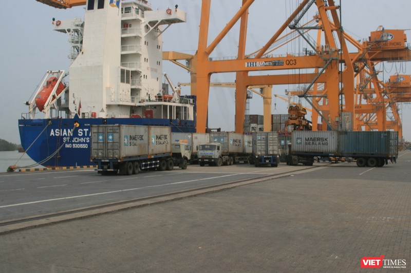 Khó ngăn rác thải về Việt Nam khi container đã được hạ xuống cửa khẩu cảng nhập.