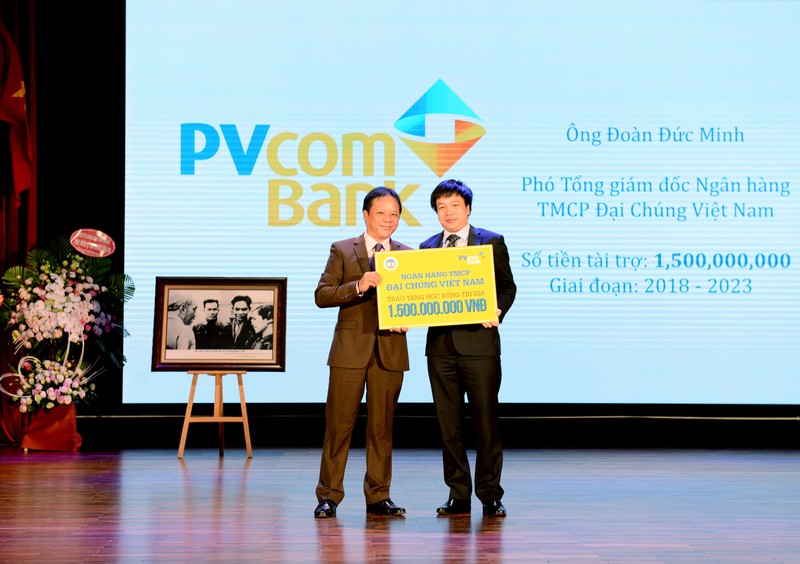 Ông Đoàn Đức Minh – Phó Tổng Giám đốc PVcomBank trao số tiền tài trợ học bổng cho sinh viên ĐH Kinh tế Quốc dân.