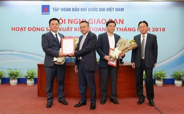 Chủ tịch HĐTV Trần Sỹ Thanh và Tổng giám đốc Nguyễn Vũ Trường Sơn trao quyết định bổ nhiệm cho các Phó Tổng giám đốc PVN. Ảnh: PVN