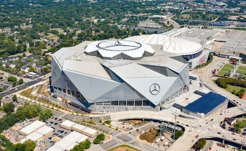 Quang cảnh bên ngoài sân vận động Mercedes-Benz Stadium tại thành phố Atalanta (Mỹ). Nguồn: Solar Industry