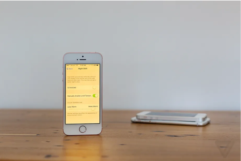 Tính năng Night Shift trên iPhone (Ảnh: The Verge)
