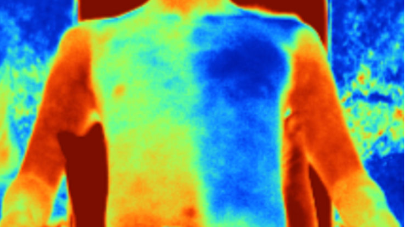 "Vải gương" giúp da người mặc mát hơn tới 5 độ C (Ảnh: Science Mag)