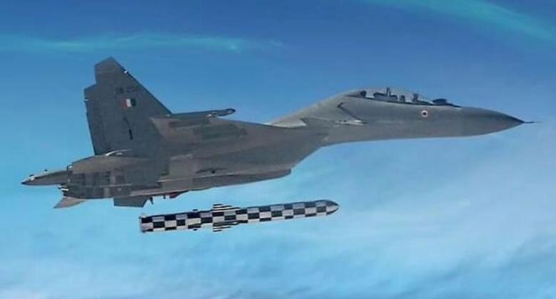 Loại tên lửa mới giúp tiêm kích Su-30MKI đạt phạm vi tấn công lên đến 2000km (Ảnh: Military Watch Magazine)