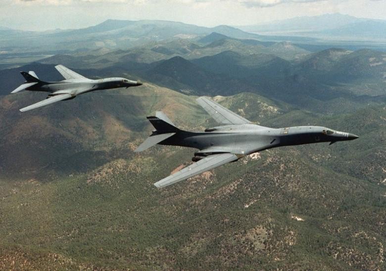 Hai máy bay B-1B Lancer bay lượn trên bầu trời Wyoming