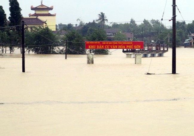 Trong khi hàng trăm hộ dân thuộc các huyện vùng trũng của Phú Yên hối hả chạy lũ, hàng ngàn người Quảng Ngãi gồng mình gánh lũ thì Bình Định, Quảng Nam gần như "thất thủ" trước lũ dữ (ảnh Tiến Sỹ, Binh Dinh Online)