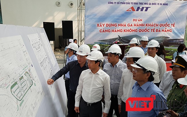  Bí thư Thành ủy Đà Nẵng Nguyễn Xuân Anh tại chuyến thăm, kiểm tra tiến độ Công trình xây dựng Nhà ga quốc tế Cảng Hàng không Sân bay Đà Nẵng diễn ra sáng 13/3.