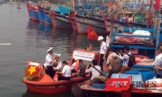 Sáng 14/3, Hội Cán bộ chiến sỹ Trường Sa 83 (CQ88) tại Đà Nẵng đã tổ chức thả hoa đăng, tưởng niệm 64 cán bộ chiến sỹ hi sinh ngày 14/3/1988 tại đảo Gạc Ma (Trường Sa)