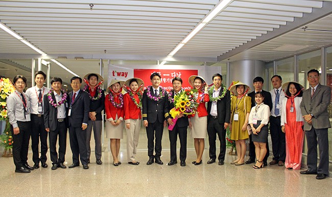 Lễ đón chuyến bay đầu tiên đáp xuống Cảng Hàng không quốc tế Đà Nẵng của T’way Air từ Daegu có đại diện Sở du lịch Đà Nẵng và đại diện Thành phố Daegu thường trú tại Đà Nẵng và đại diện Cảng Hàng không quốc tế Đà Nẵng.