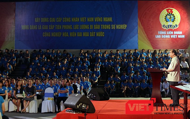 Thủ tướng Nguyễn Xuân Phúc bắt đầu buổi đối thoại rất cởi mở