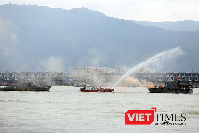 Trên sông, phương tiện tiếp tục được huy động để dập đám cháy trên tàu