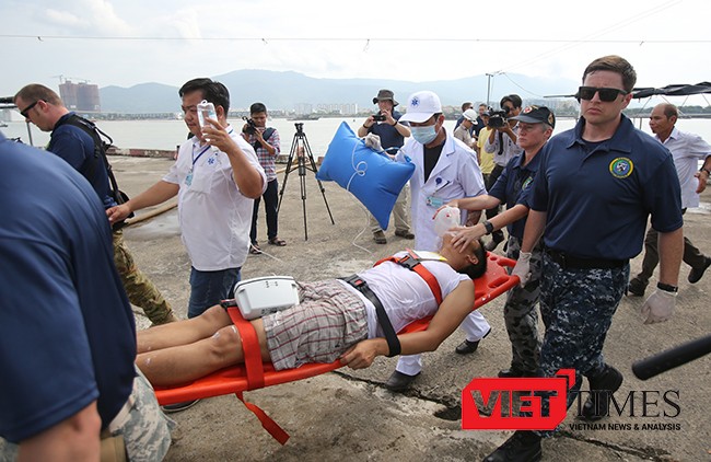 Các nạn nhân sau vụ tai nạn được đưa về bờ để cấp cứu