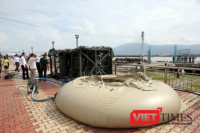 Thiết bị lọc nước hiện đại của Hải quân Mỹ được huy động đến hiện trường