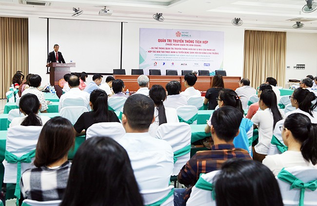 Ngày 17/06, tại Đại học Đông Á, gần 10 đơn vị và doanh nghiệp hoạt động trong nhiều lĩnh vực khác nhau đã ký kết hợp tác đào tạo thực hành và tuyển dụng sinh viên ngành Quản trị truyền thông tích hợp ĐH Đông Á làm việc tại đơn vị sau khi tốt nghiệp.