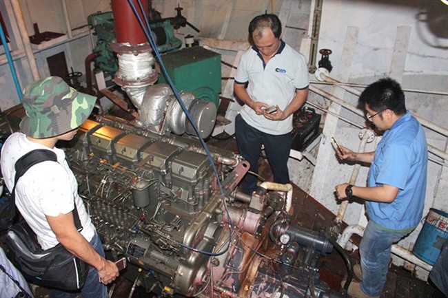 Tổ công tác kiểm tra máy chính tàu cá vỏ thép của ngư dân Bình Định đã phát hiện nhiều sai sót nghiêm trọng