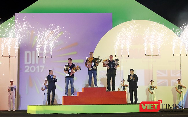 Tối 24/6, đêm chung kết Lễ hội pháo hoa quốc tế Đà Nẵng 2017-DIFF 2017 mang chủ đề “Mộc” đã diễn ra với màn trình diễn đặc sắc của “3 chàng ngư lâm” Anh-Úc-Ý và ngôi quán quân đã thuộc về đội Ý.