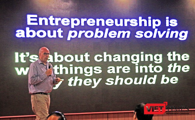 Tỷ phú khởi nghiệp du lịch Jeff Hoffman trình bày tham luận tại sự kiện