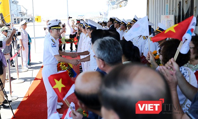 Lê đón tàu được cử hành ngay tại cầu cảng