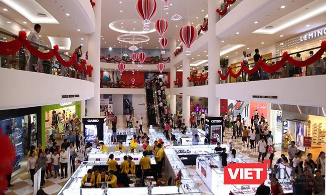 Mặc dù không ghi nhận thêm nguồn cung mới, nhưng thị trường bán lẻ tại TP.HCM sôi động nhờ cơn lốc thời trang nhanh đổ bộ