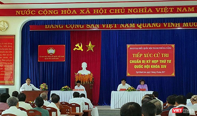 “Đừng để quan chức móc nối đại ca, đại gia!“ ảnh 1 Sáng 5/10, Đoàn đại biểu Quốc hội TP Đà Nẵng đã có buổi tiếp xúc cử tri với cử tri quận Ngũ Hành Sơn và tiếp thu nhiều ý kiến liên quan đến những vấn đề xảy ra trên địa bàn trong thời gian qua
