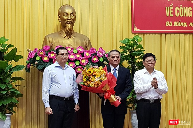Phó Bí thư thường trực Thành ủy Đà Nẵng Võ Công Trí và Chủ tịch UBND TP Đà Nẵng Huỳnh Đức Thơ tặng hoa cho Tân Bí thư Thành ủy Đà Nẵng Trương Quang Nghĩa