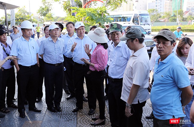 Tại hiện trường kiểm tra công tác chuẩn bị APEC, Chủ tịch UBND TP Đà Nẵng Huỳnh Đức Thơ yêu cầu các ngành, các cấp, các quận huyện vận động các tầng lớp nhân dân cùng chung tay để sự kiện APEC diễn ra thành công