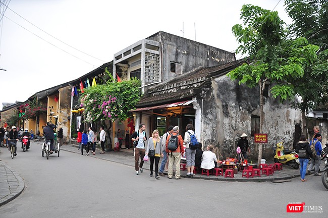 Sáng 11/10, ông Nguyễn Văn Dũng, Chủ tịch TP Hội An cho biết, sáng nay (11/10), nước sinh hoạt đã có trở lại sau 2 ngày bị thiếu nước vì sông Vĩnh Điện bị nhiễm mặn do tháo cửa đập tạm.