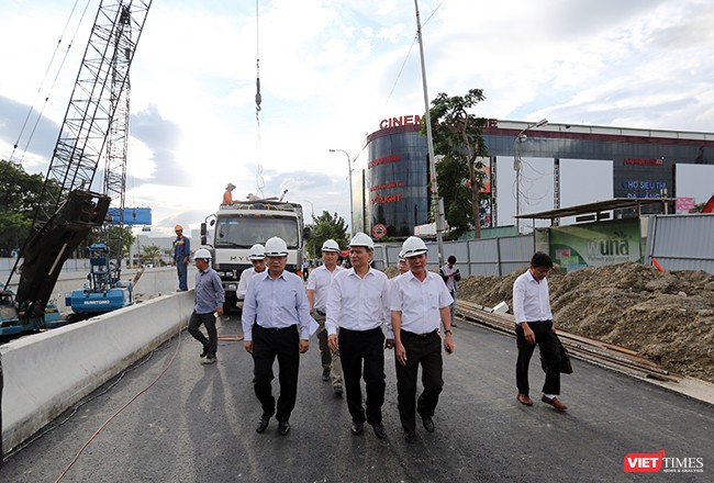 Chiều 16/10, Bí thư Thành ủy Đà Nẵng Trương Quang Nghĩa đã có chuyến thị sát, kiểm tra thực tế thi công công trình trọng điểm phục vụ APEC 2017-Hầm chui nút giao thông Nguyễn Tri Phương-Điện Biên Phủ.