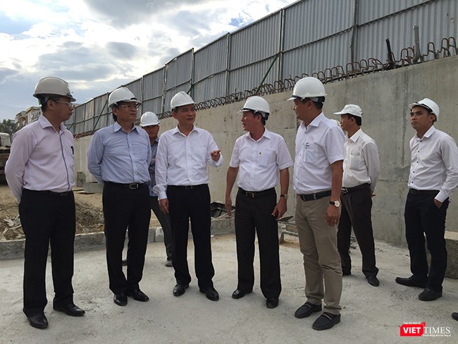 “Điều lo ngại nhất hiện nay là thời tiết. Vì vậy chúng ta phải tận dụng những ngày nắng ráo để đẩy nhanh tiến độ. Tuyệt đối không được để khi sự kiện APEC diễn ra mà các dự án vẫn còn nhếch nhác, chưa xong. Tôi lưu ý, danh dự của TP Đà Nẵng hiện nay phụ thuộc hết vào các đơn vị thi công