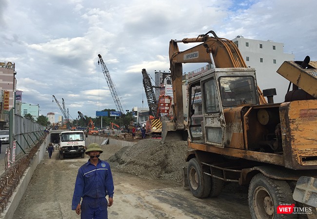 Hiện trường công trình vẫn còn nhiều hạng mục dỡ dang