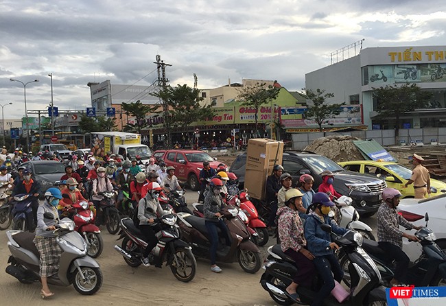 Tình trạng ùn tắc, ô nhiễm do bụi thường trực xảy ra khi vào giờ tan tầm