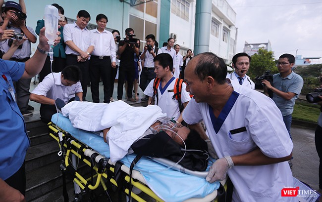 Và nhanh chóng đưa nạn nhân đến cơ sở y tế để điều trị