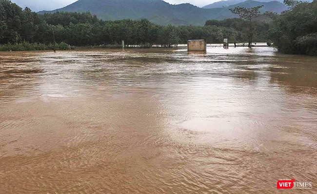 tình trạng mưa lớn diễn ra liên tục trong ngày 31/10-1/11 khiến nhiều vùng trên địa bàn tỉnh Quảng Nam và TP Đà Nẵng bị ngập úng