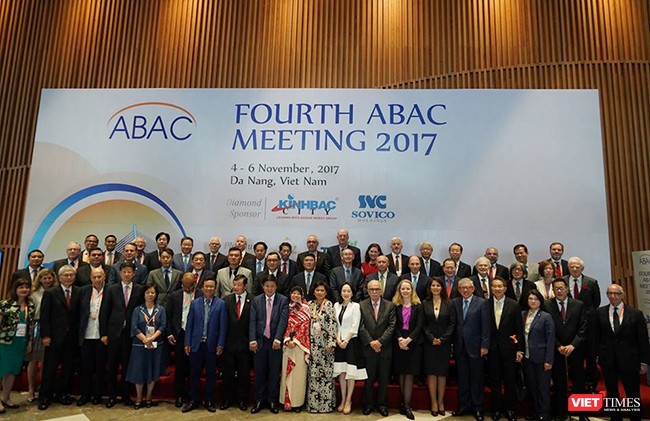 Hội nghị Hội đồng Tư vấn Kinh doanh APEC 2017 lần thứ 4 đã chính thức khai mạc ảnh 1 Câc đại biểu, thành viên Hội đồng Tư vấn Kinh doanh APEC 2017 (ABAC 2017) chụp ảnh lưu niệm tại phiên khai mạc Kỳ họp toàn thể lần thứ 4 ABAC
